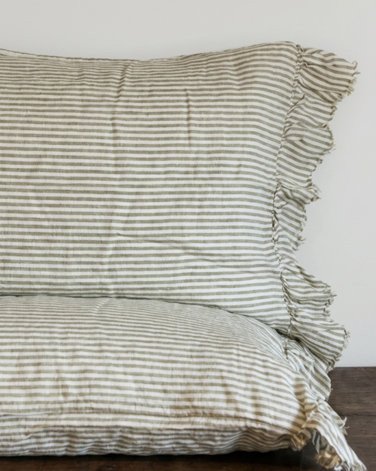 LE LIN STD PILLOWCASE SET RUFFLE - OLIVE STRIPE