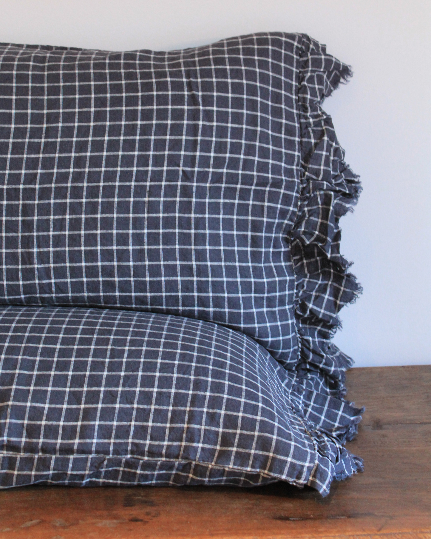 LE LIN STD PILLOWCASE SET RUFFLE - NAVY GRID