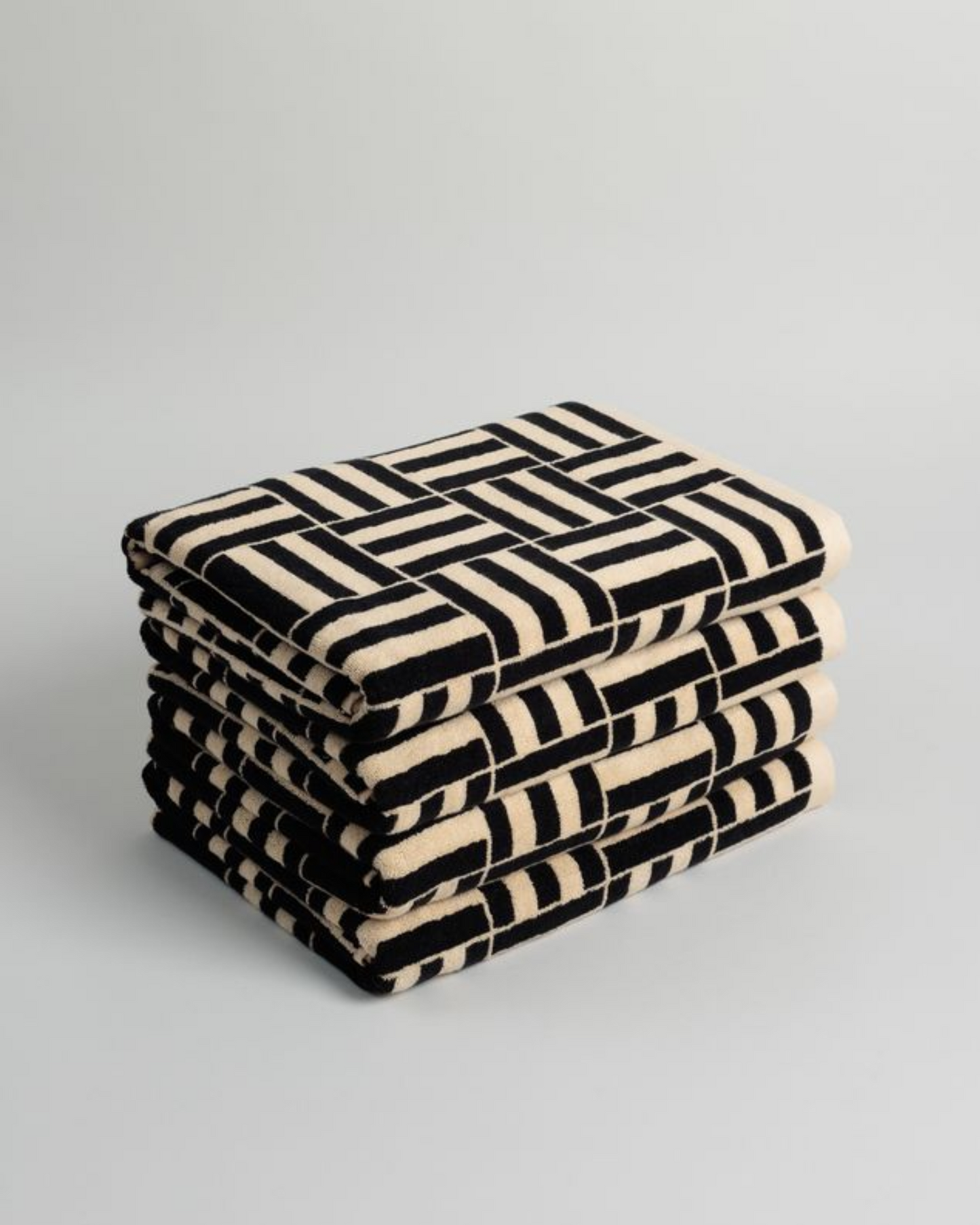 WILLIS POOL TOWEL - SAND & NOIR