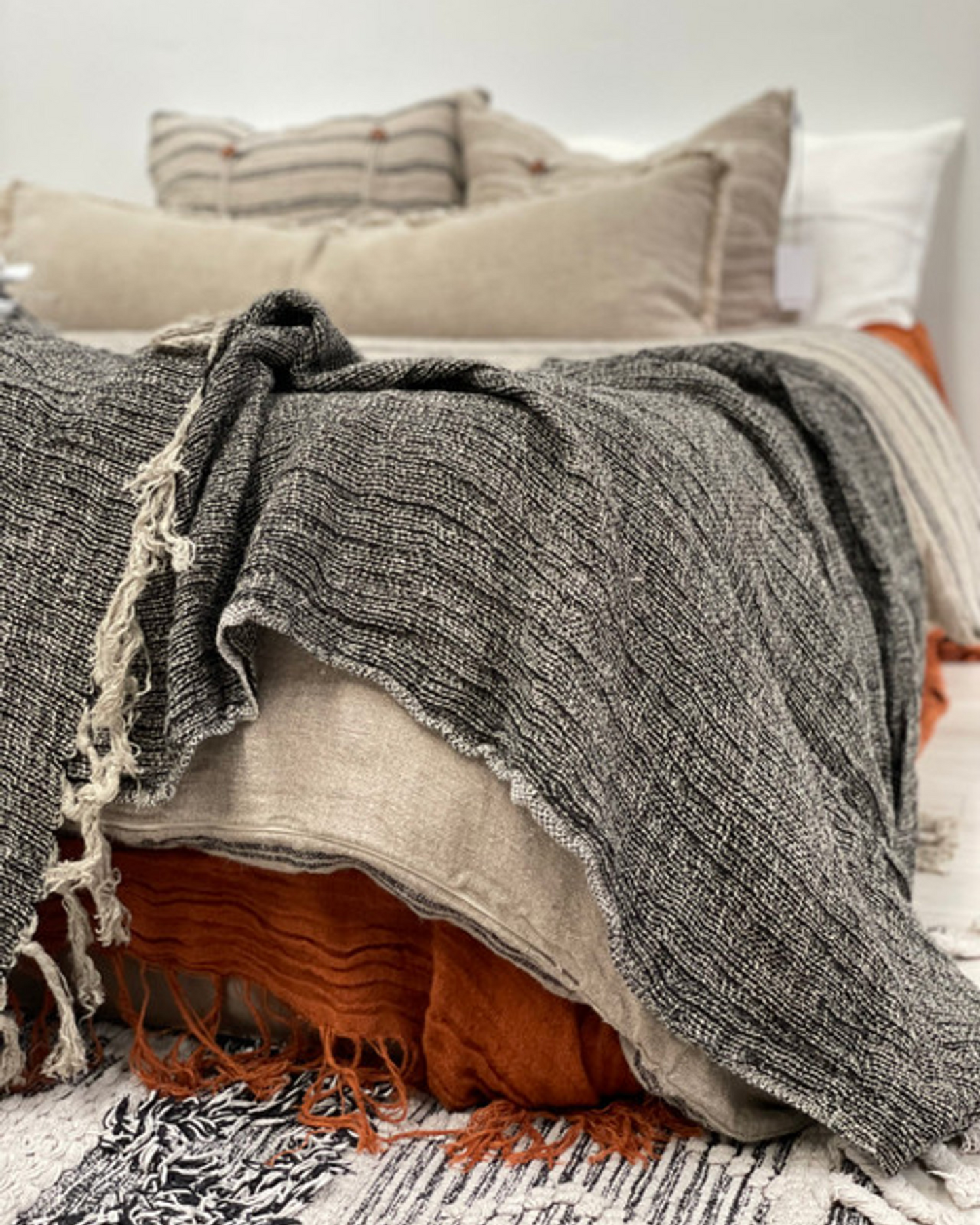 AUDREY HEAVY THROW NATURAL & BLACK