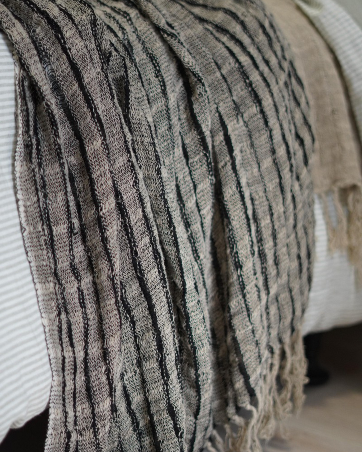 AUDREY LINEN BED THROW BLACK & NATURAL
