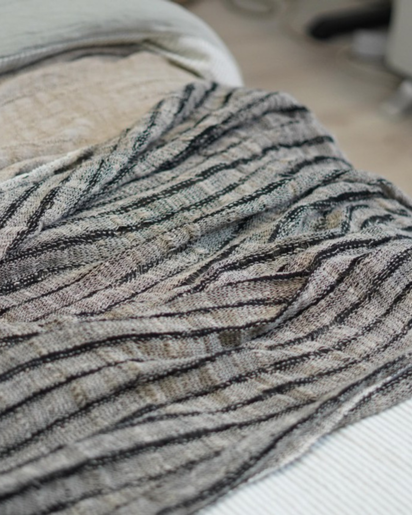 AUDREY LINEN BED THROW BLACK & NATURAL