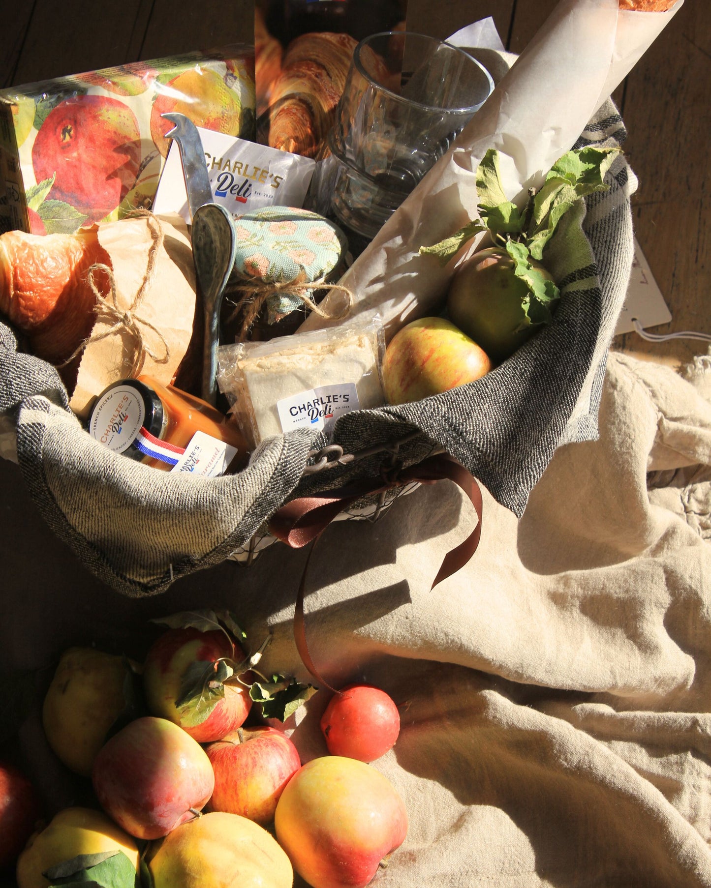 FRENCH LOVERS PICNIC GIFT BASKET