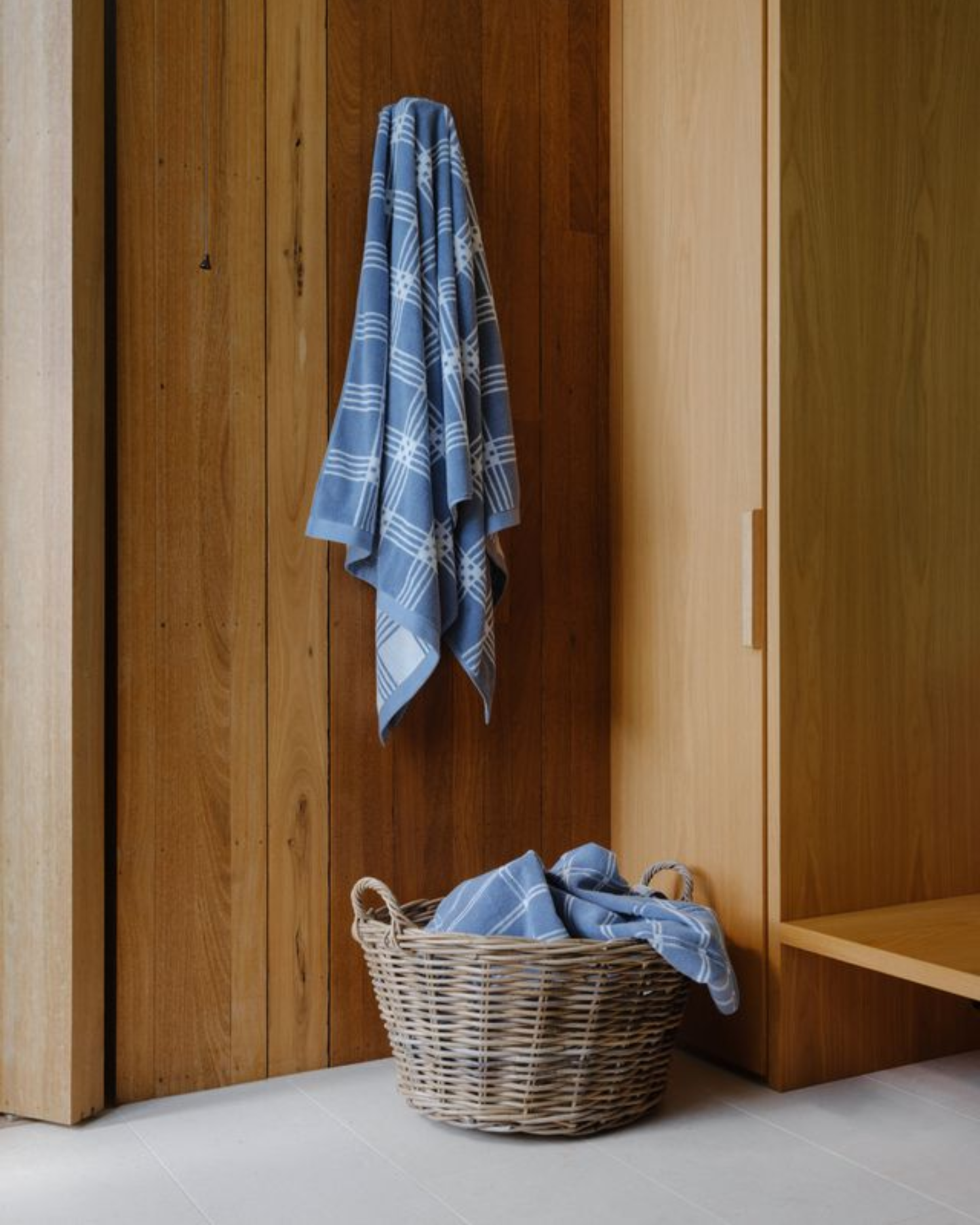 BAINA NESS HAND TOWEL - CELESTE & CHALK