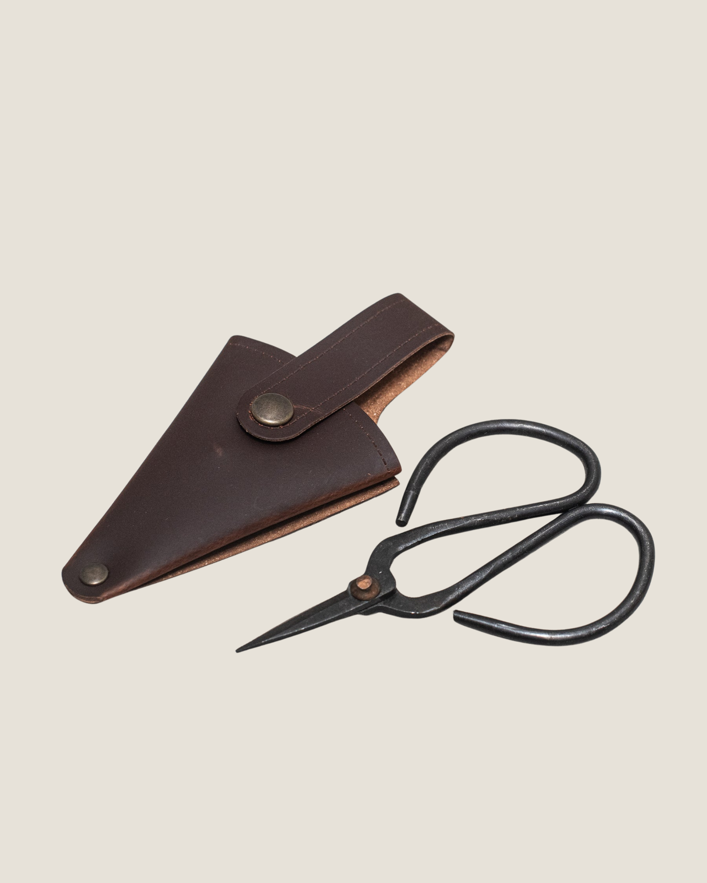 SCISSORS - WITH LEATHER POUCH