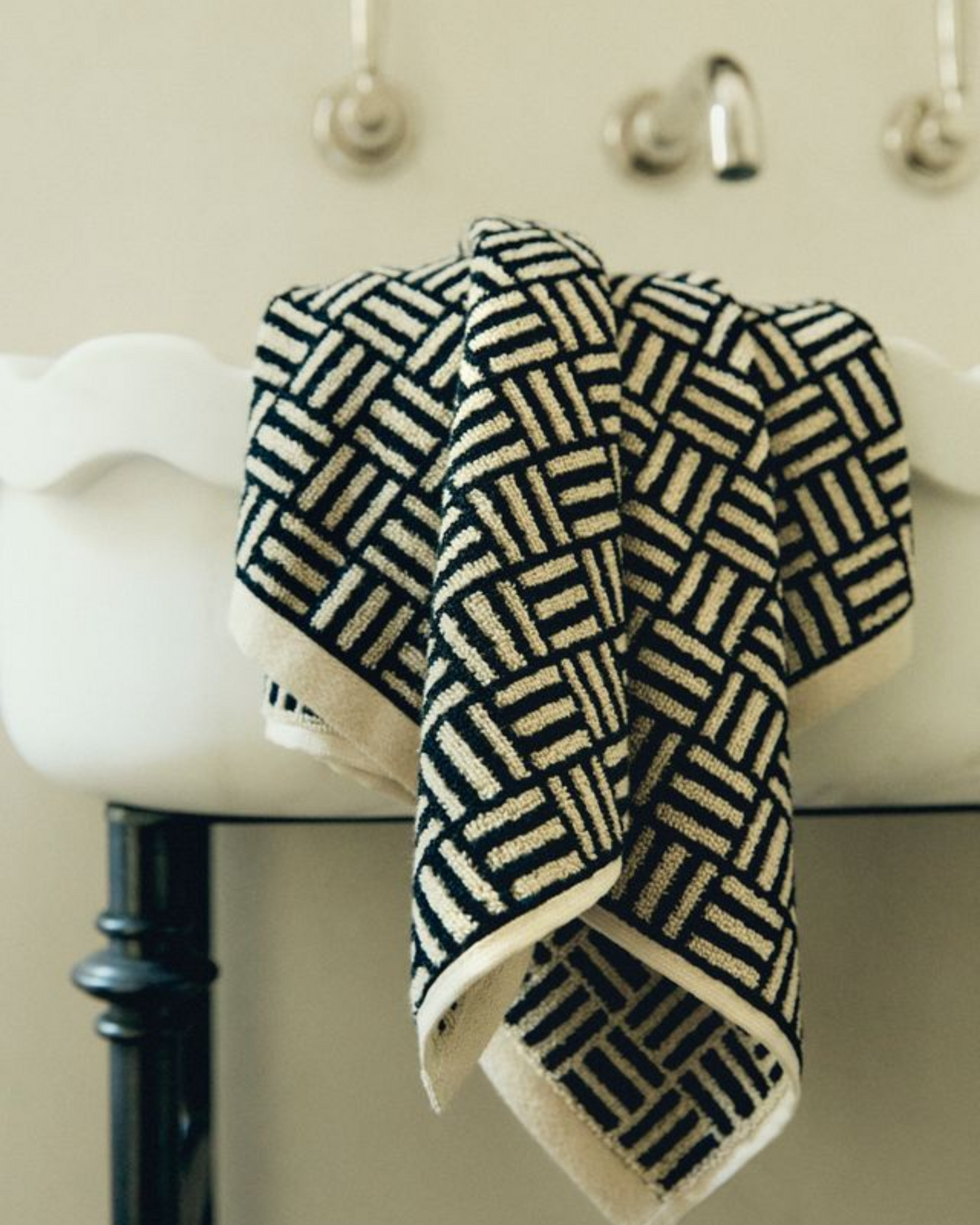 TORRENS HAND TOWEL - SAND & NOIR