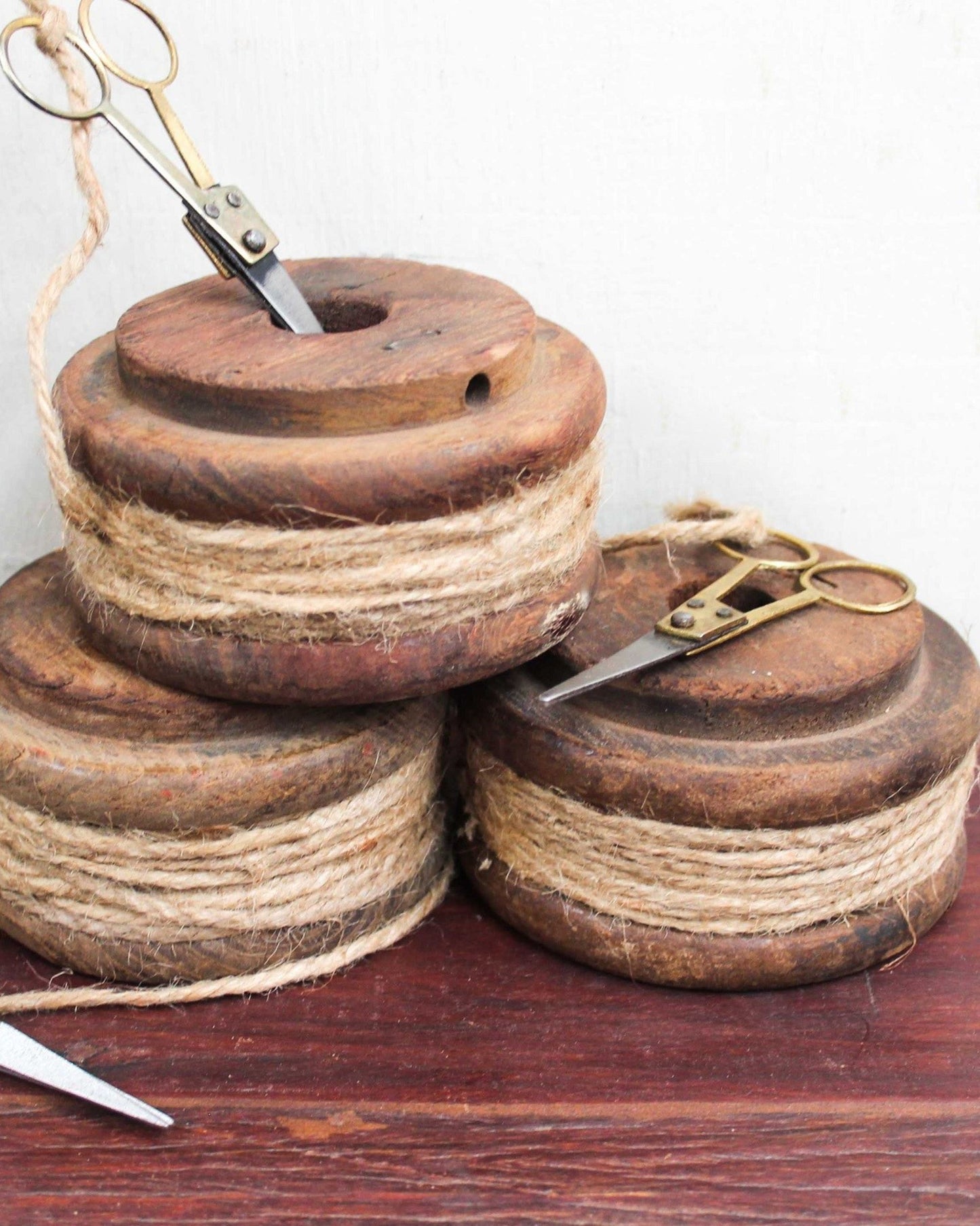 VINTAGE INDIAN BOBBIN WITH SCISSORS