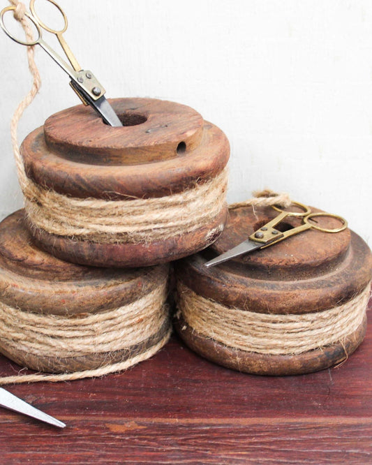 VINTAGE INDIAN BOBBIN WITH SCISSORS