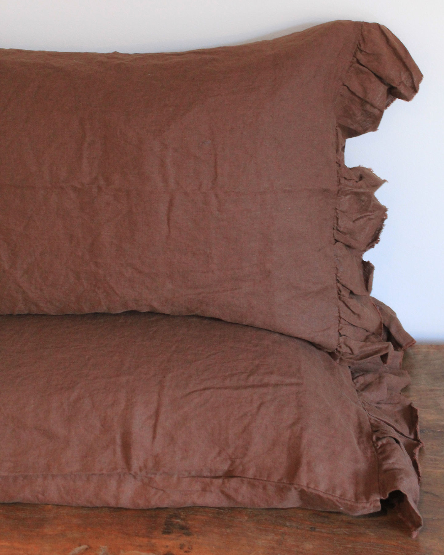 LE LIN STD PILLOWCASE SET RUFFLE - CHOCOLATE