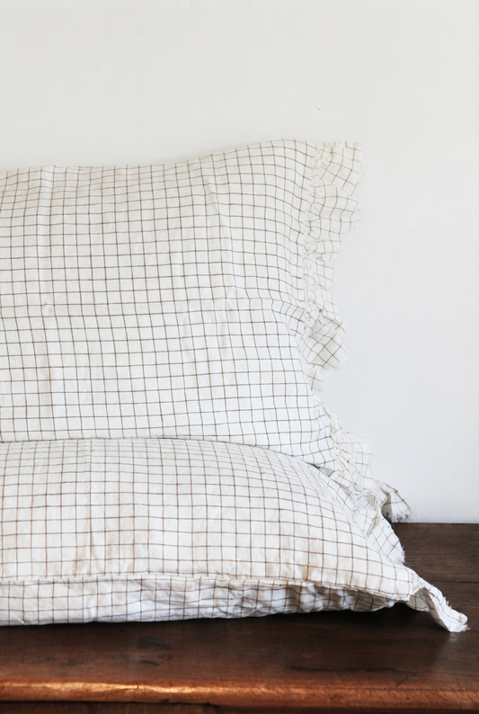 LE LIN STD PILLOWCASE SET RUFFLE - CINNAMON GRID