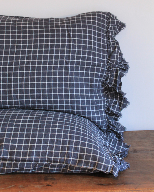 LE LIN STD PILLOWCASE SET RUFFLE - NAVY GRID