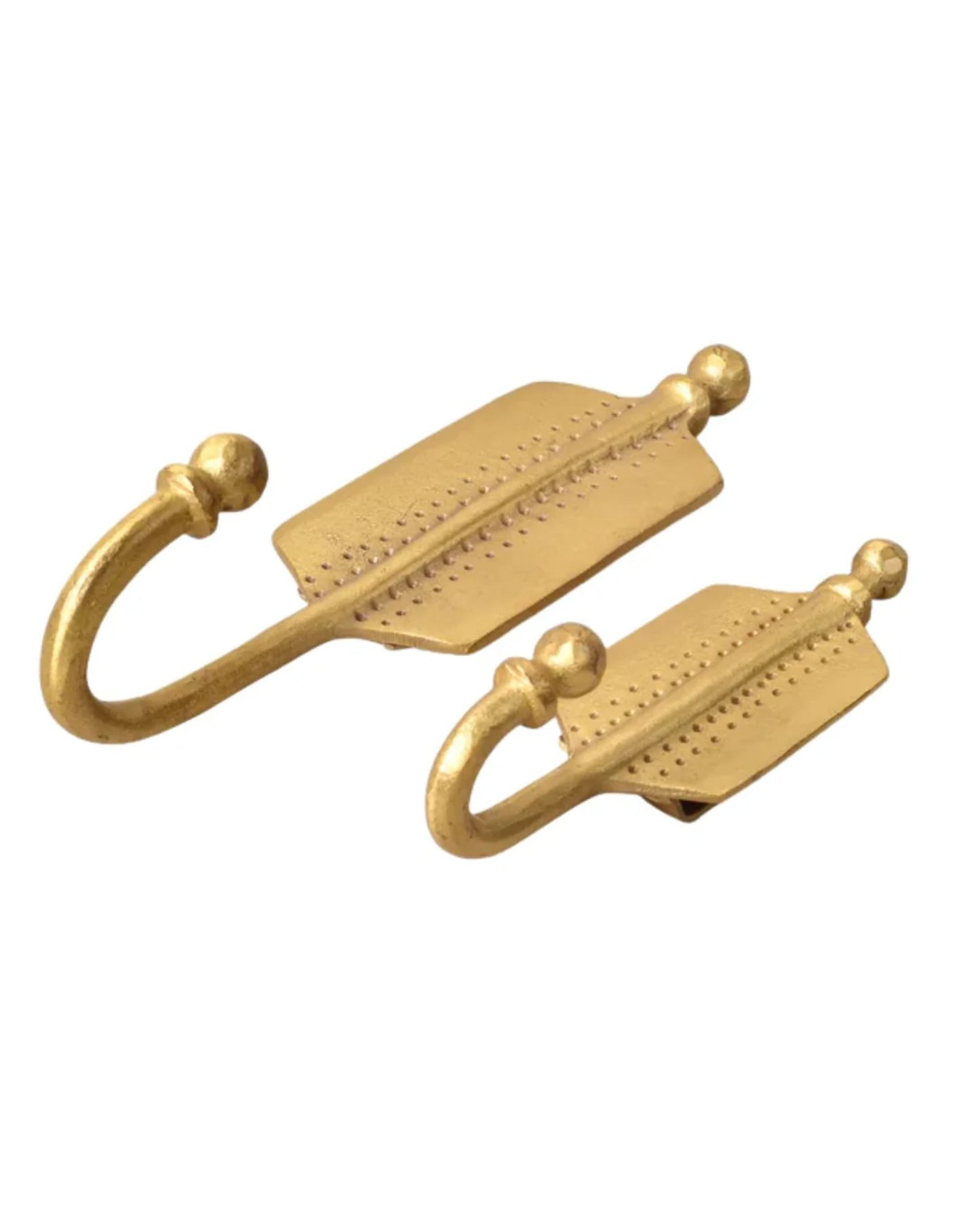 These chic ARROW BRASS HOOKS by New Direction are ideal for home organization, showcasing a vintage design with a flat, rectangular front adorned with bead accents. The textured finish combined with the curved hook delivers an antique look that distinguishes them as an exceptional accessory.