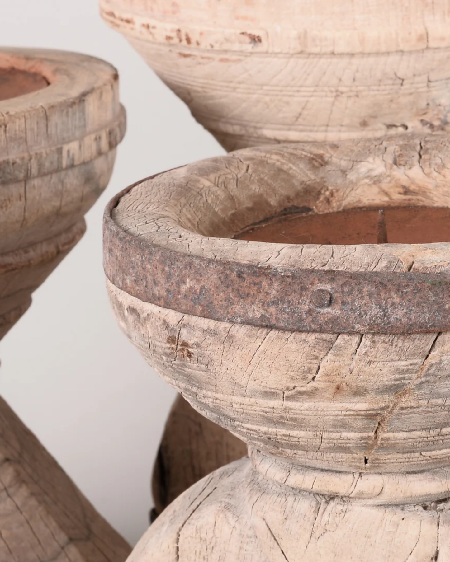 BLEACHED SEEDER CANDLE HOLDER