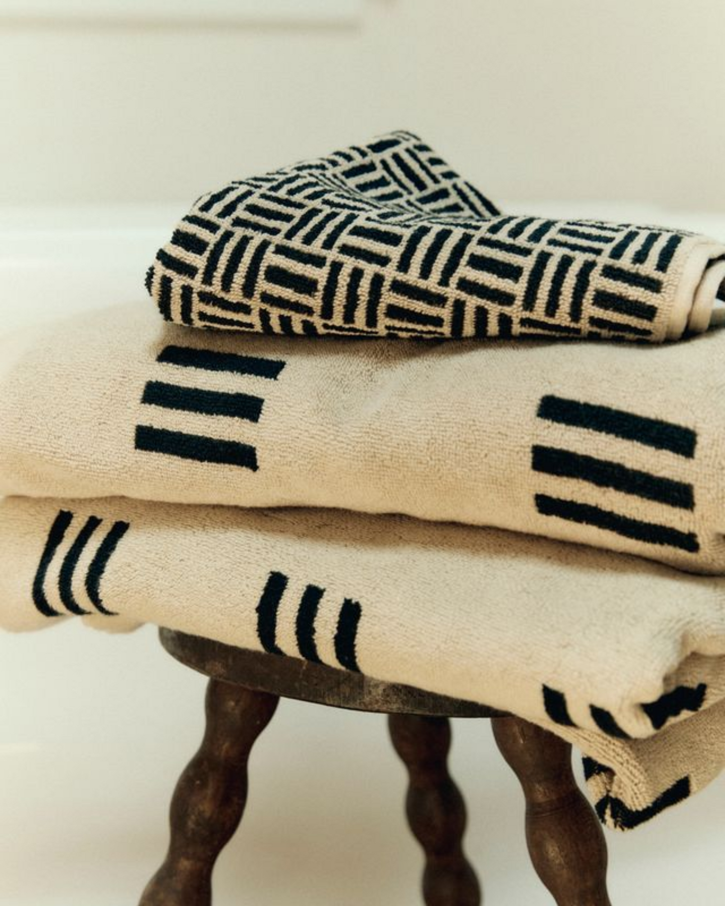 CLAREMONT BATH TOWEL - SAND & NOIR