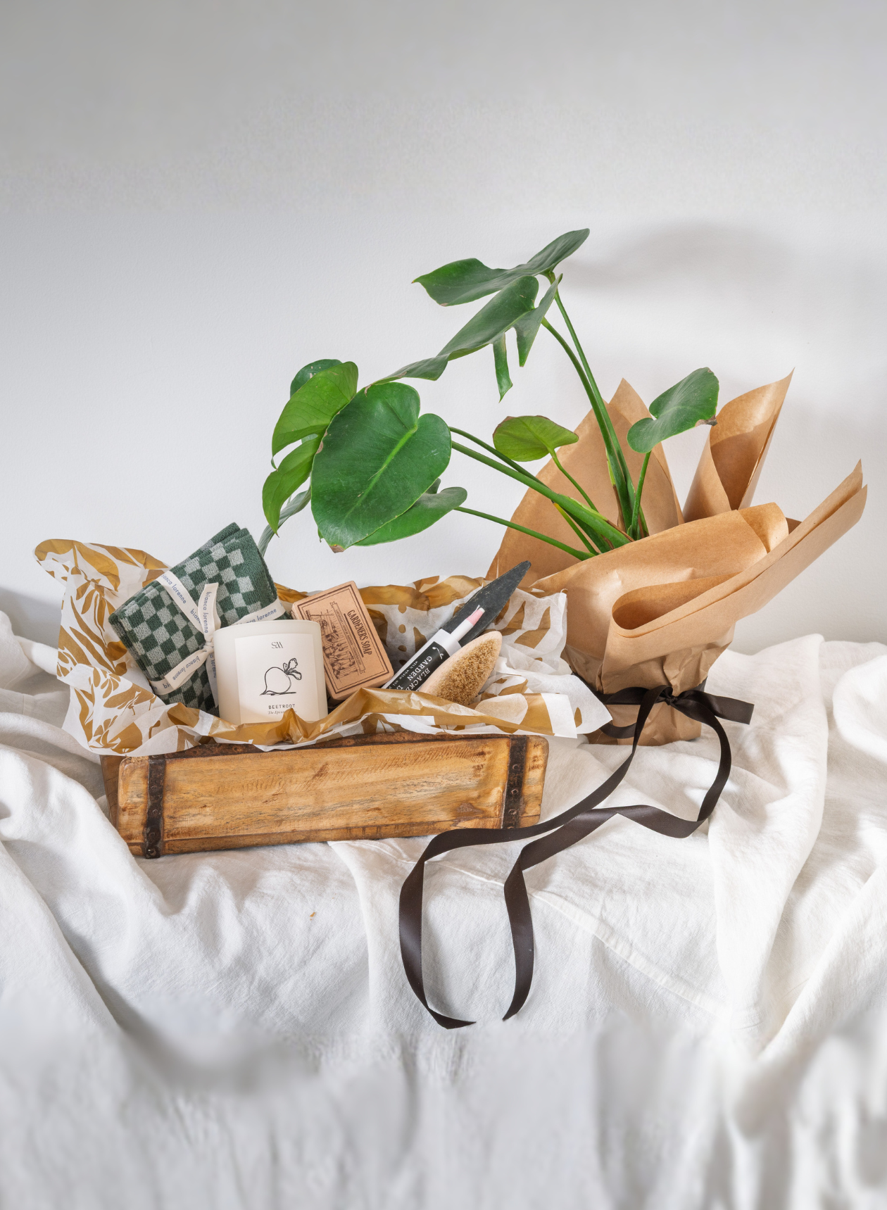 GARDEN LOVERS' GIFT BASKET