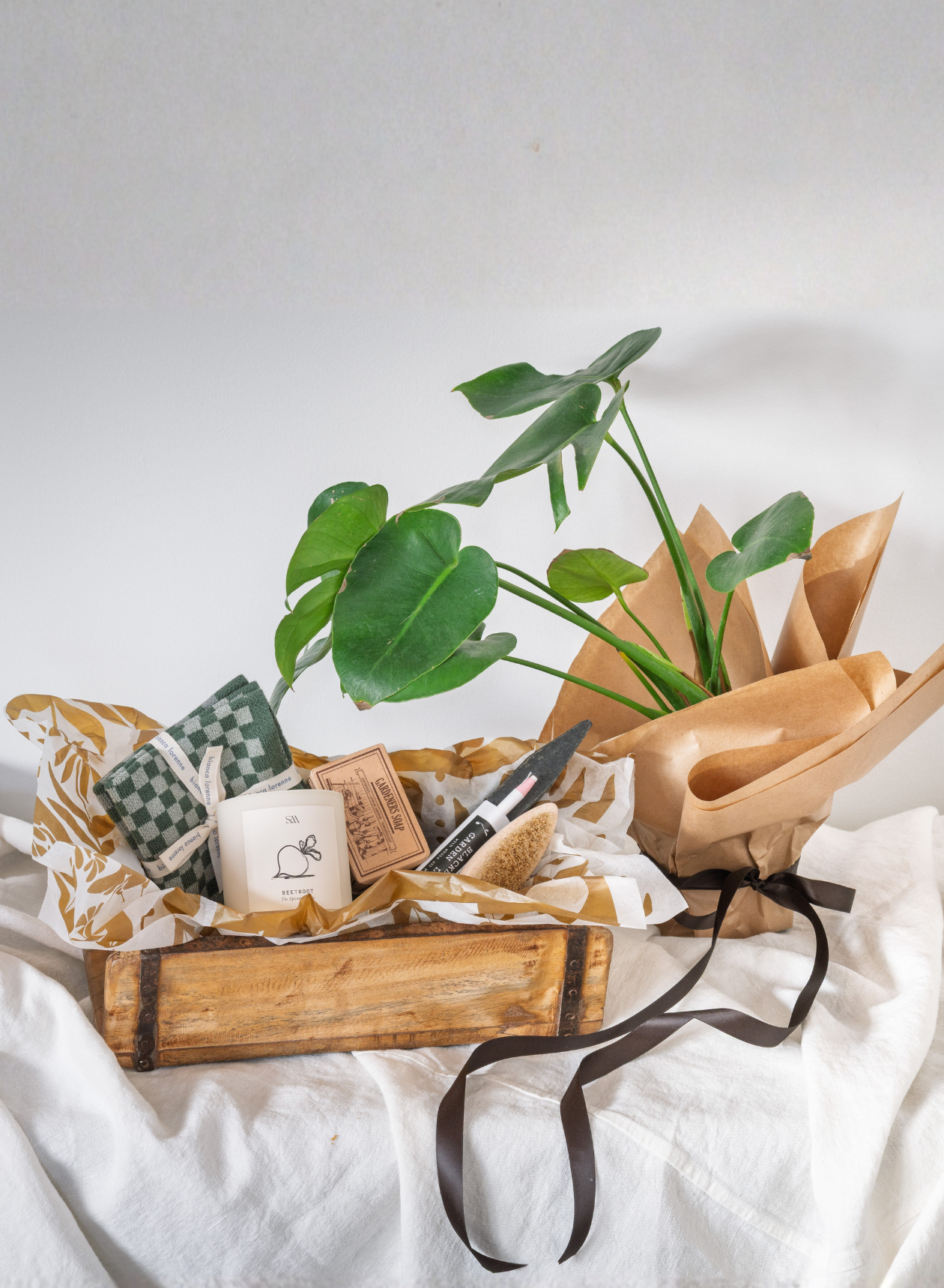 GARDEN LOVERS' GIFT BASKET