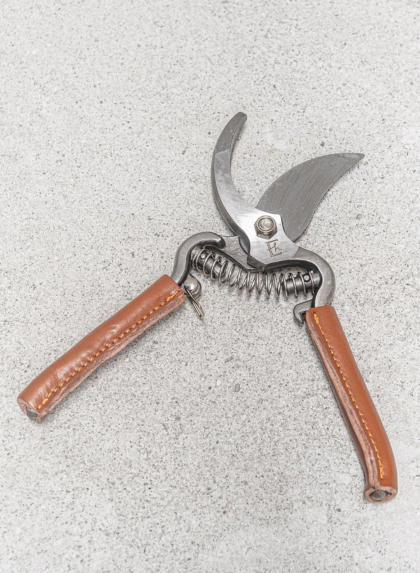 SECATEURS WITH LEATHER HANDLES