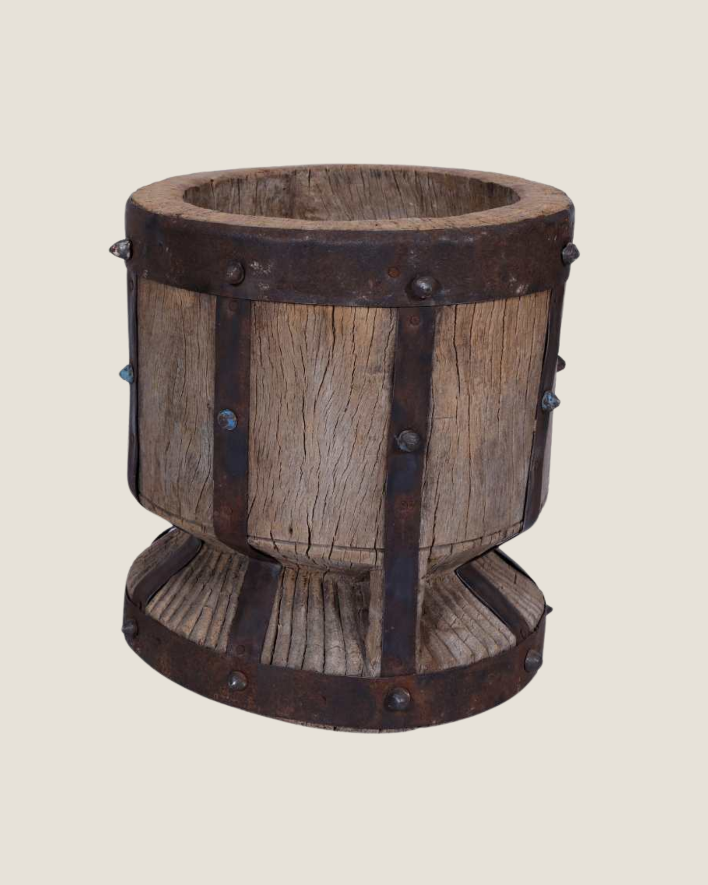 VINTAGE GRINDER / OKHLI WITH IRON DETAILING