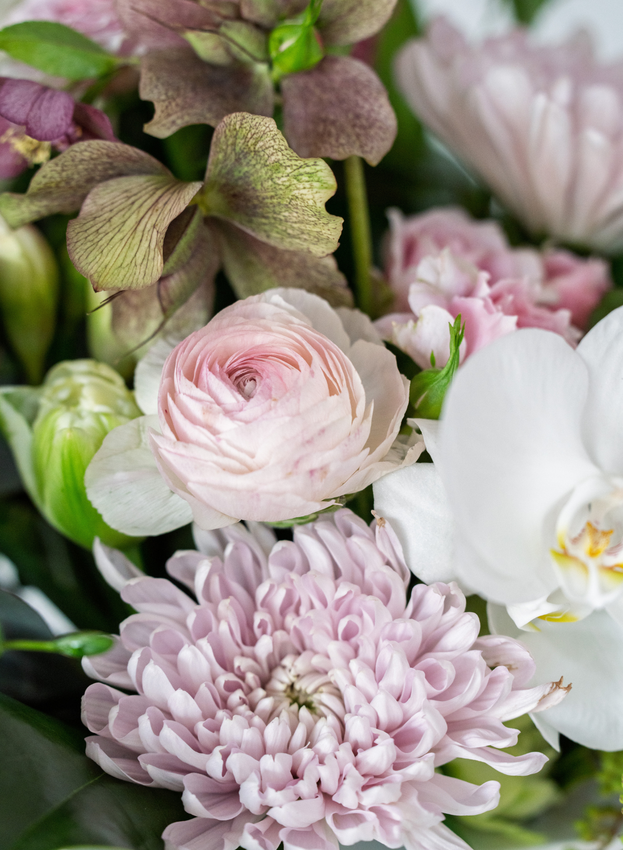 FRESH FLOWERS IN A WATER BOX