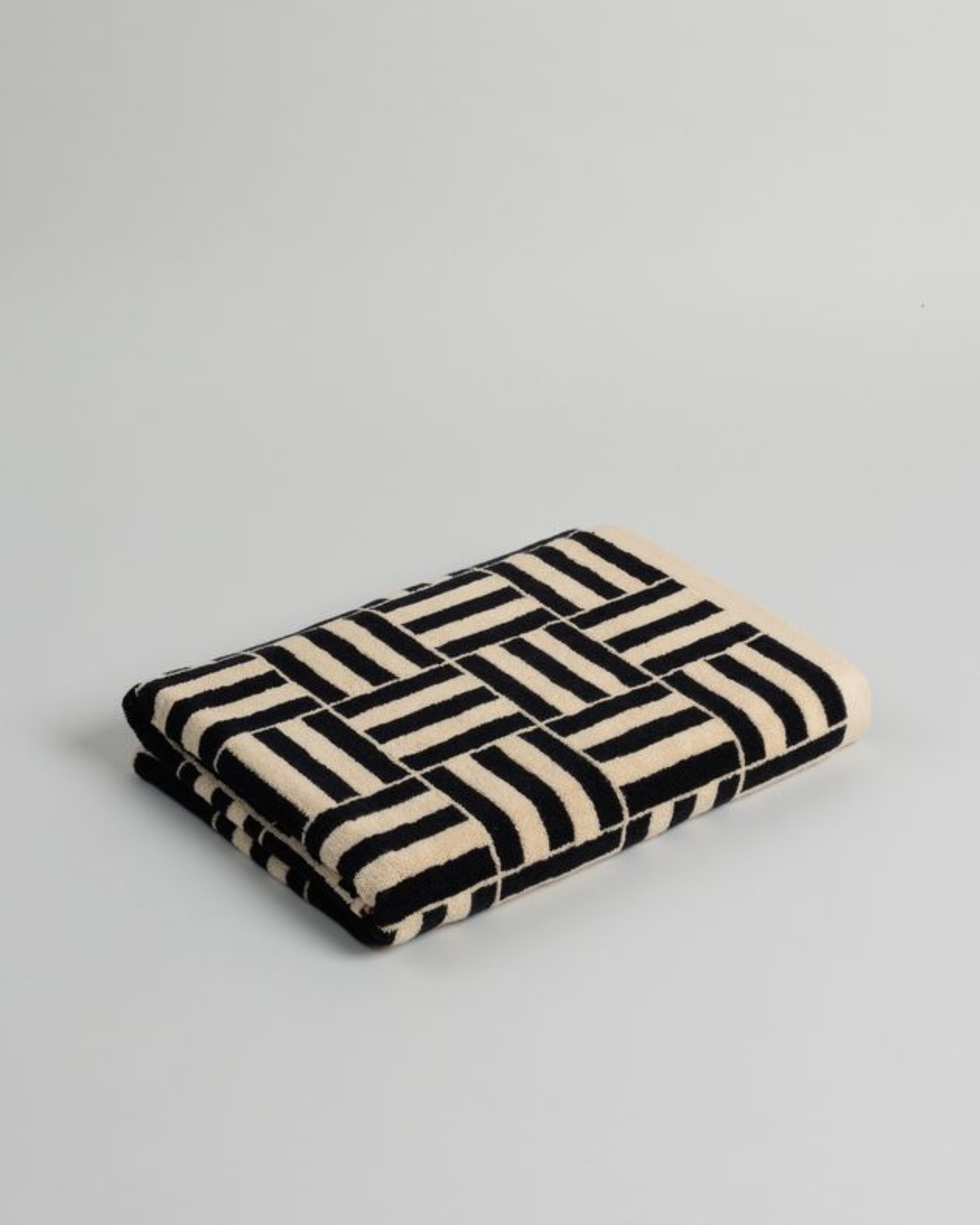 WILLIS POOL TOWEL - SAND & NOIR